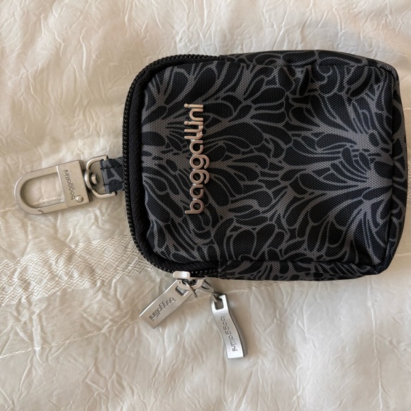 4 -piece set handbag, card wallet, wristlet and small clip on accessories pouch. - Picture 6 of 10